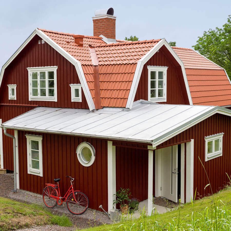 Måla utomhus med rödfärgad fasad på villa.